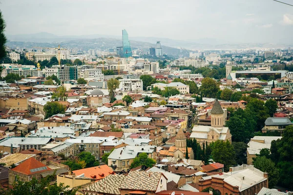 Tbilisi, Georgien - september, 2019 Panoramautsikt över staden från fästningen Narikala, gamla stan och modern arkitektur. — Stockfoto