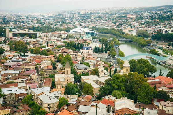 Tiflis, Georgia - septiembre, 2019 Vista panorámica de la ciudad desde la fortaleza de Narikala, el casco antiguo y la arquitectura moderna . — Foto de Stock