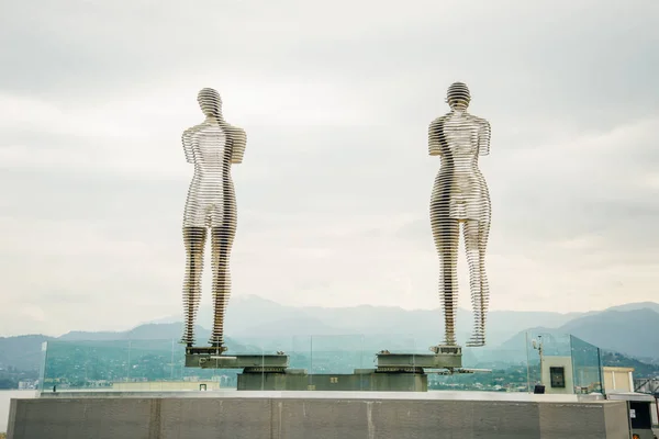 格鲁吉亚巴统- 2019年9月，塔马 · 卡维塔泽（Tamar Kvesitadze）在巴统的移动雕塑阿里和尼诺. — 图库照片