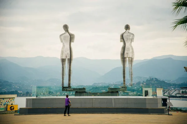 Batumi, Georgia - September, 2019 Μετακίνηση γλυπτικής Ali and Nino από τον Tamar Kvesitadze στο Batumi. — Φωτογραφία Αρχείου