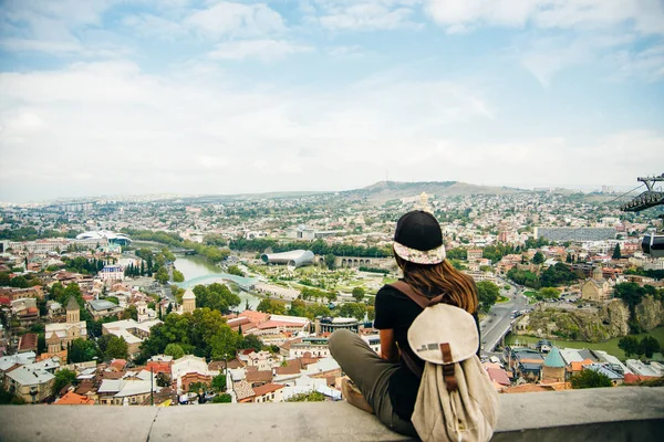 Tbilisi, Geórgia - setembro de 2019 treveller sobre Vista panorâmica da cidade da Fortaleza de Narikala — Fotografia de Stock