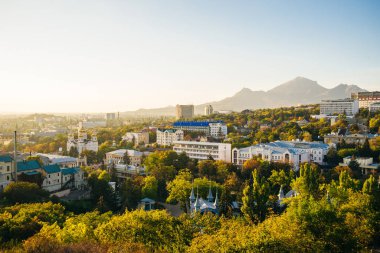 Mashuk Dağı 'nın tepesinden Pyatigorsk şehri manzarası