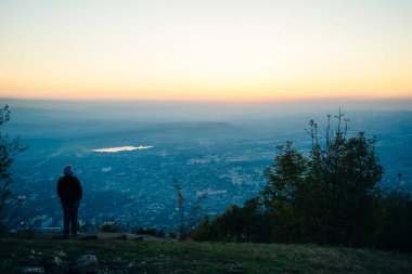 Mashuk Dağı 'nın tepesinden Pyatigorsk şehri manzarası