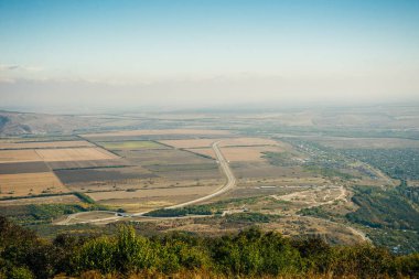 Mashuk Dağı 'nın tepesinden Pyatigorsk şehri manzarası