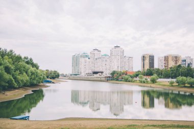 Sıfır ve yüksek binaların Krasnodar manzarası.