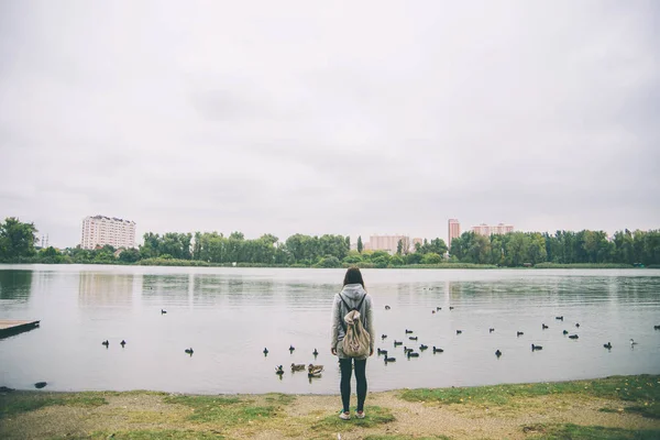 Nastolatka Dziewczyna Patrząc Kaczki Nad Jeziorem — Zdjęcie stockowe