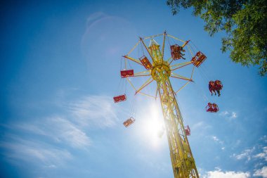 Mavi Gökyüzüne Karşı Atlıkarınca Karnavalı Seti.