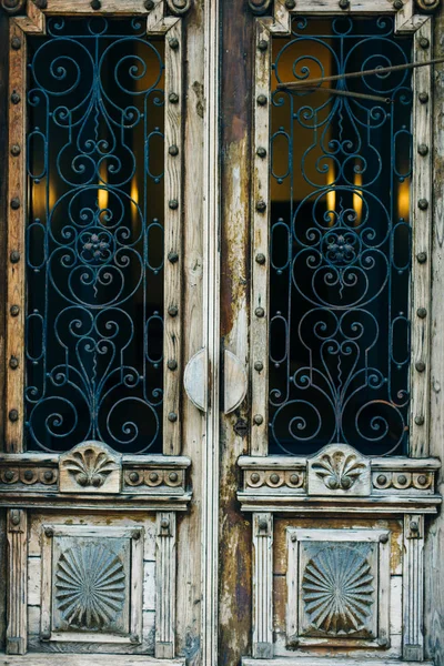 Деревянные Двери Резным Декором Стеклом — стоковое фото