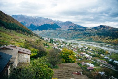 Mestia manzarası güzel - Svaneti bölgesinin başkenti, Gürcistan.