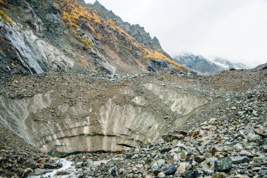 Svaneti bölgesinde bulunan Chalaadi buzulu, Gürcistan, Kafkasya.