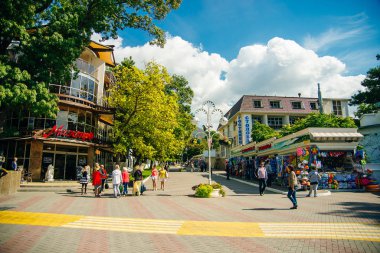 Karadeniz kıyısındaki manzara manzaralı plaj. Gelendzhik tatil beldesi, Rusya