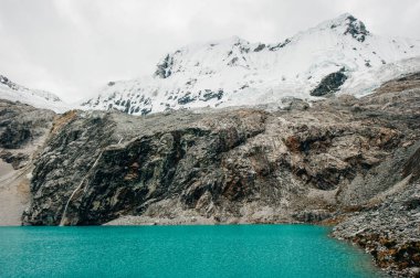 Laguna 69 'un Huaraz Peru' daki görkemli manzarası.