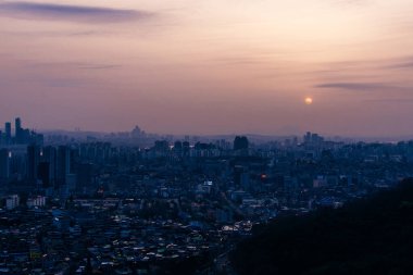 Şehir merkezi Seul ve Bukhansan dağlarının panoramik yüksek açılı hava manzarası.