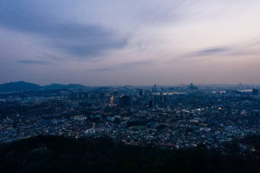 Şehir merkezi Seul ve Bukhansan dağlarının panoramik yüksek açılı hava manzarası.