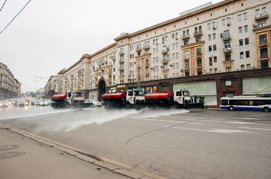 Moskova, Rusya - Eylül 2019 Tverskaya Caddesi 'ni sulayan Büyük Turuncu Kamaz