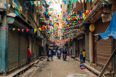 Thamel, Katmandu, Nepal - Temmuz 2019 Thamel ilçesinde, Katmandu 'daki turizm endüstrisinin merkezi olarak bilinen sokak manzarası.