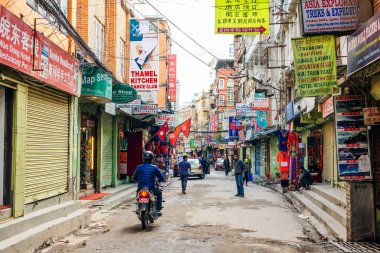 Thamel, Katmandu, Nepal - Temmuz 2019 Thamel ilçesinde, Katmandu 'daki turizm endüstrisinin merkezi olarak bilinen sokak manzarası.