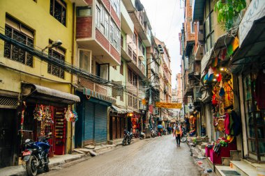 Thamel, Katmandu, Nepal - Temmuz 2019 Thamel ilçesinde, Katmandu 'daki turizm endüstrisinin merkezi olarak bilinen sokak manzarası.