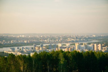 Akşam çevredeki dağlardan Krasnoyarsk 'ın panoramik manzarası.