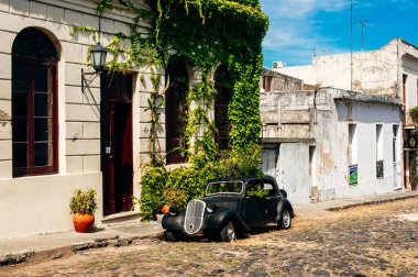 Colonia del Sacramento, Uruguay - sep, 2019 model eski bir araba içinde yeşiller var..