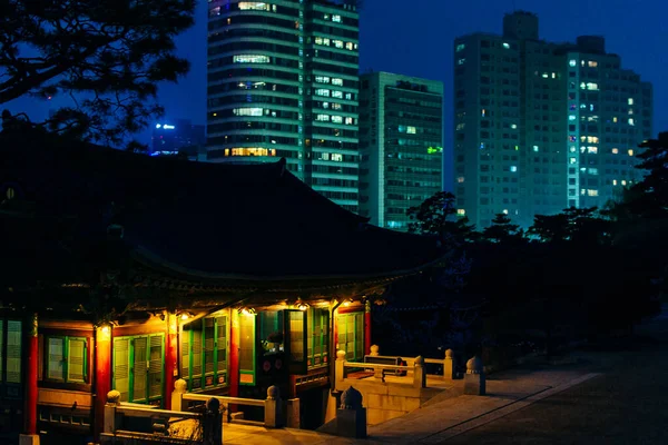 韩国首尔传统的佛寺五彩斑斓的屋顶和风景秀丽的现代建筑景观 2019年 — 图库照片
