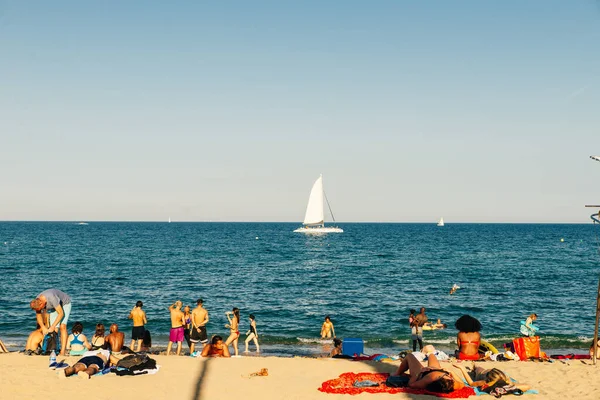 Turisták Pihenhetnek Barceloneta Tengerparton Barcelona Spanyolország 2019 Május — Stock Fotó