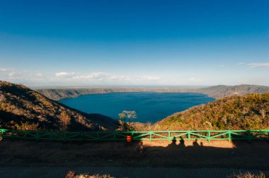 Volkanik göl manzarasına. Laguna de Apoyo: Masaya, Nicaragua.