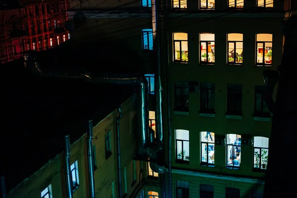 屋根からの夜のサンクトペテルブルクの眺め 12月 2019 — ストック写真