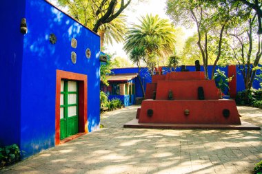 MEXICO ŞEHRİ, MEXICO - ARALIK 2019 Frida Kahlo Müzesi Renkli Avlu.