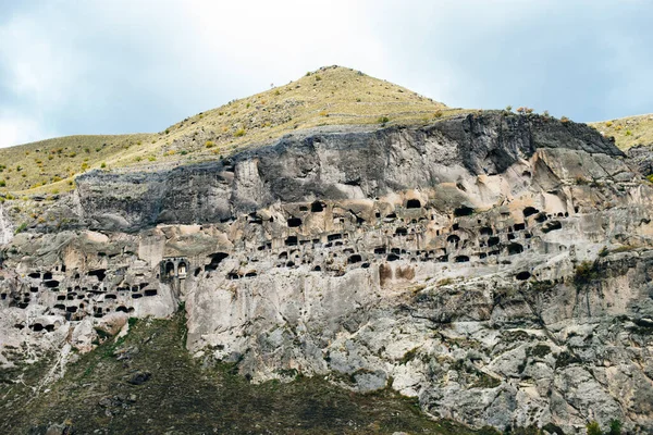 Vardzia manzarası, Gürcistan 'da kayalık bir şehir..