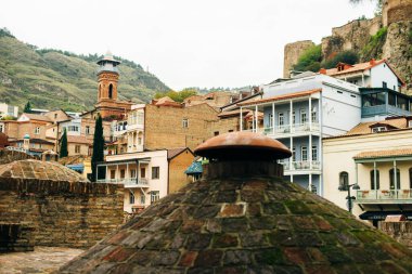 Abanotubani bölgesinde eski sülfür banyosu. Gürcistan 'da ahşap oyulmuş balkonları var..