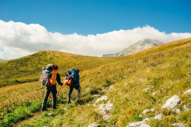 Dağlarda büyük sırt çantalarıyla grup yürüyüşü. Rusya.