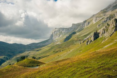Adigea Cumhuriyeti Dağları, Rusya. Yavorova Polyana. Yürüme yolu ve Aygea 'nın güzelliği. Kafkas dağları. Kafkasya rezervi. Kafkas sırtı. Mountain Gölü. Lagonaki.