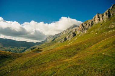 Adigea Cumhuriyeti Dağları, Rusya. Yavorova Polyana. Yürüme yolu ve Aygea 'nın güzelliği. Kafkas dağları. Kafkasya rezervi. Kafkas sırtı. Mountain Gölü. Lagonaki.