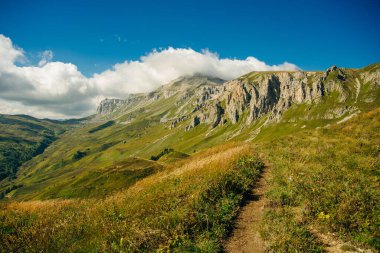 Adigea Cumhuriyeti Dağları, Rusya. Yavorova Polyana. Yürüme yolu ve Aygea 'nın güzelliği. Kafkas dağları. Kafkasya rezervi. Kafkas sırtı. Mountain Gölü. Lagonaki.