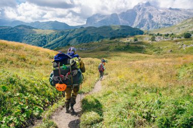 Dağlarda büyük sırt çantalarıyla grup yürüyüşü. Rusya.