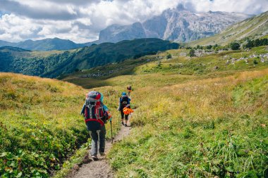Dağlarda büyük sırt çantalarıyla grup yürüyüşü. Rusya.