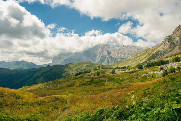 Adigea Cumhuriyeti Dağları, Rusya. Yavorova Polyana. Yürüme yolu ve Aygea 'nın güzelliği. Kafkas dağları. Kafkasya rezervi. Kafkas sırtı. Mountain Gölü. Lagonaki.