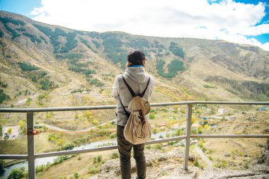 Vardzia manzarası, Gürcistan 'da kayalık bir şehir..