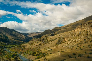 Vardzia manzarası, Gürcistan 'da kayalık bir şehir..