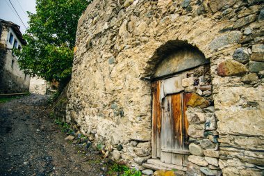 Gürcistan, Svaneti, Mestia - Eylül 2019 Dağlık Mestia kasabasındaki Turizm Caddesi.