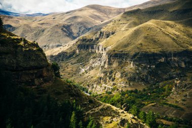 Mağara manastırı Vanis Kvabebi, Georgia 'da bir uçuruma oyulmuş..