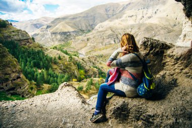 Mağara manastırı Vanis Kvabebi, Georgia 'da bir uçuruma oyulmuş..