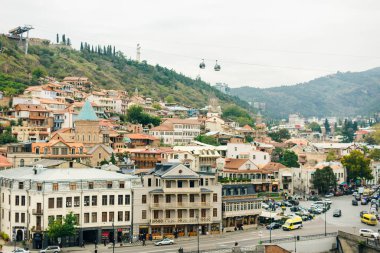 Tiflis, Gürcistan - Eylül, 2019 Tiflis şehri, eski kasaba ve modern mimarinin panoramik manzarası