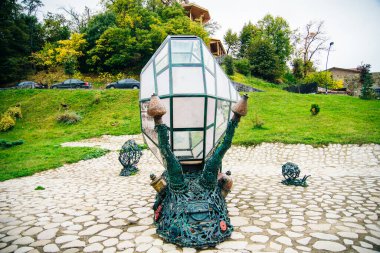 Telavi, Georgia - Mart 2019 Mekanik Salyangoz Ailesi Heykeli. Telavi 'de. Kakheti bölgesi.