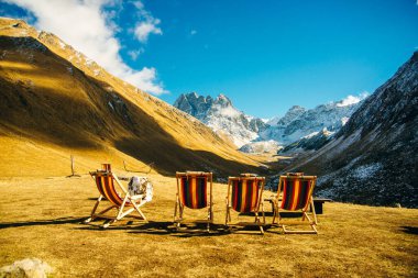 Kavramı, ülke Gürcistan rahatlatıcı sandalye oturma ile dağ manzaralı.