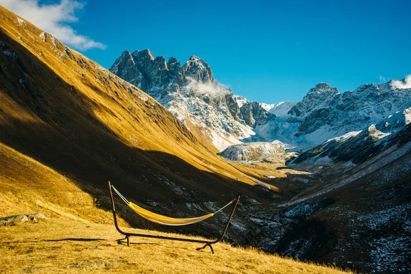 Dağ Kanyonundaki Sarı Çayırdaki Hamak — Stok fotoğraf