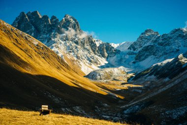 Kafkasların dağlarındaki renkli sonbahar manzarası. Gürcistan, Avrupa