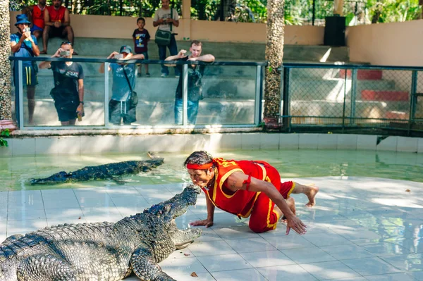 Thailand Samut Prakan Juli 2016 Oidentifierad Djurskötare Kysser Krokodilen — Stockfoto