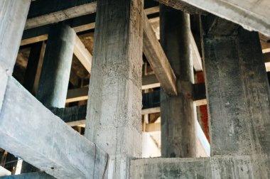 Bir evin temelini inşa etmek. beton yığınları.